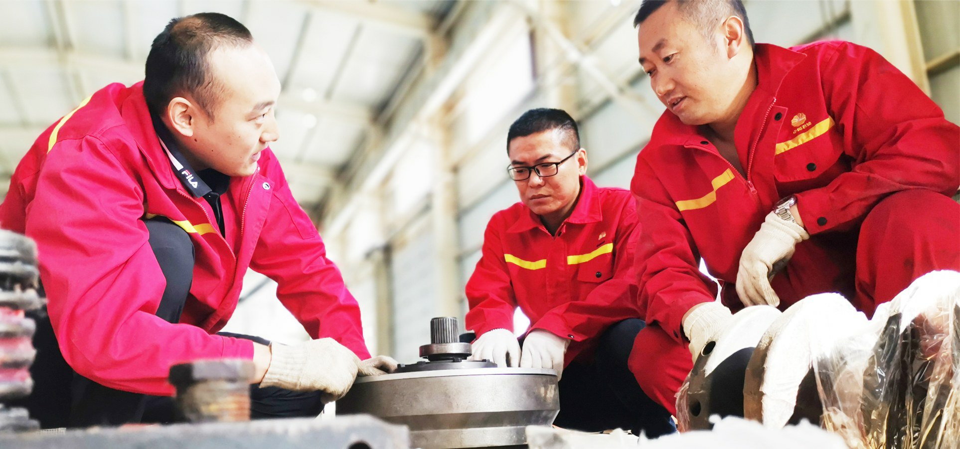 敦煌分中心配件 敦煌分中心配件 “ “替 替、 、 改 改、 、 代 代” ” 工作组对替换下来的推土机配件进行回收鉴定