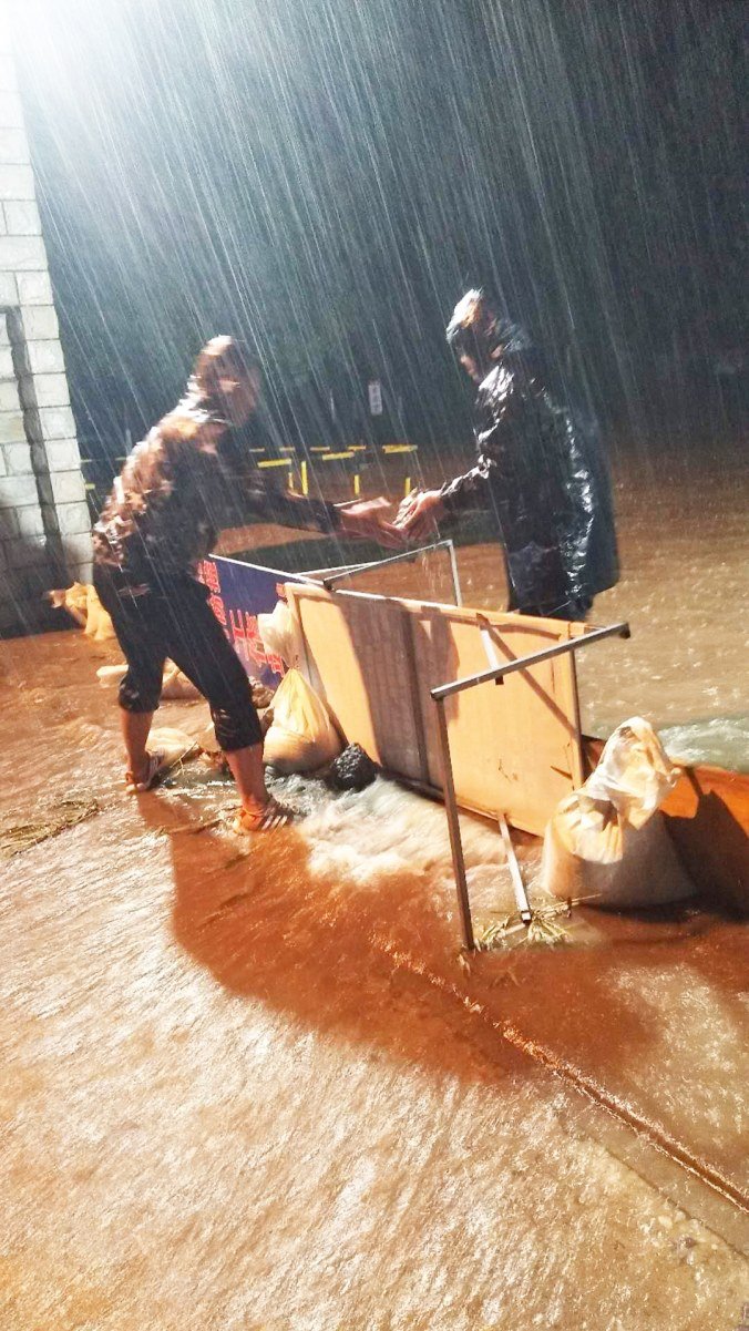 徐水基地管理处仪器厂小区用防汛沙袋拦雨水