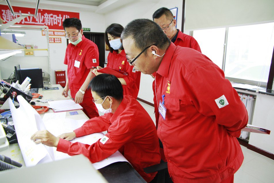 新区作业部参赛人员赛后互相观摩并用尺子校对新区作业部参赛人员赛后互相观摩并用尺子校对