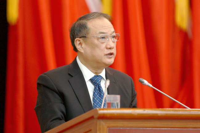 上图:苟量作大会工作报告右图:与会代表听取工作报告