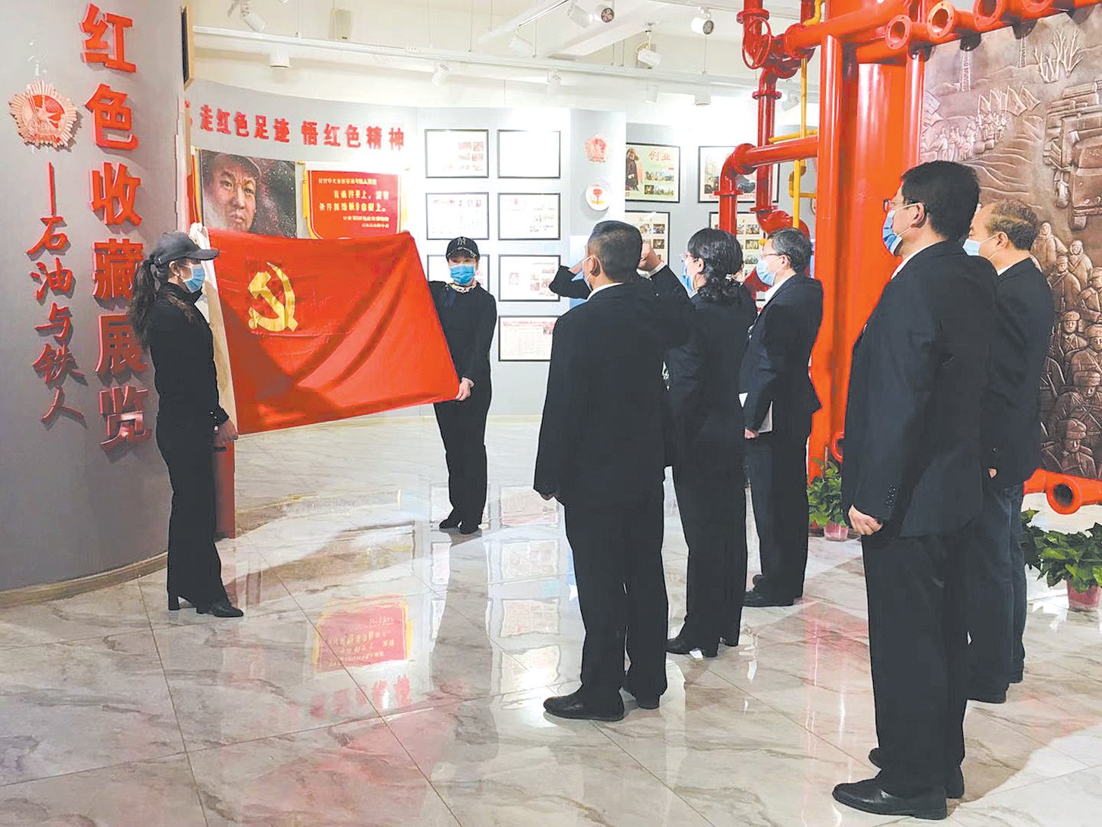 重温入党誓词,感悟初心使命。