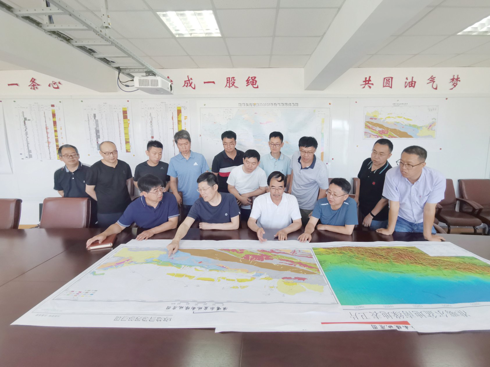 勘探开发研究院科研人员正在探讨准噶尔盆地南缘勘探方案。 (图片摄于疫情前)