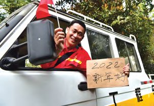 驾驶员刘勇挥舞国旗问候新年