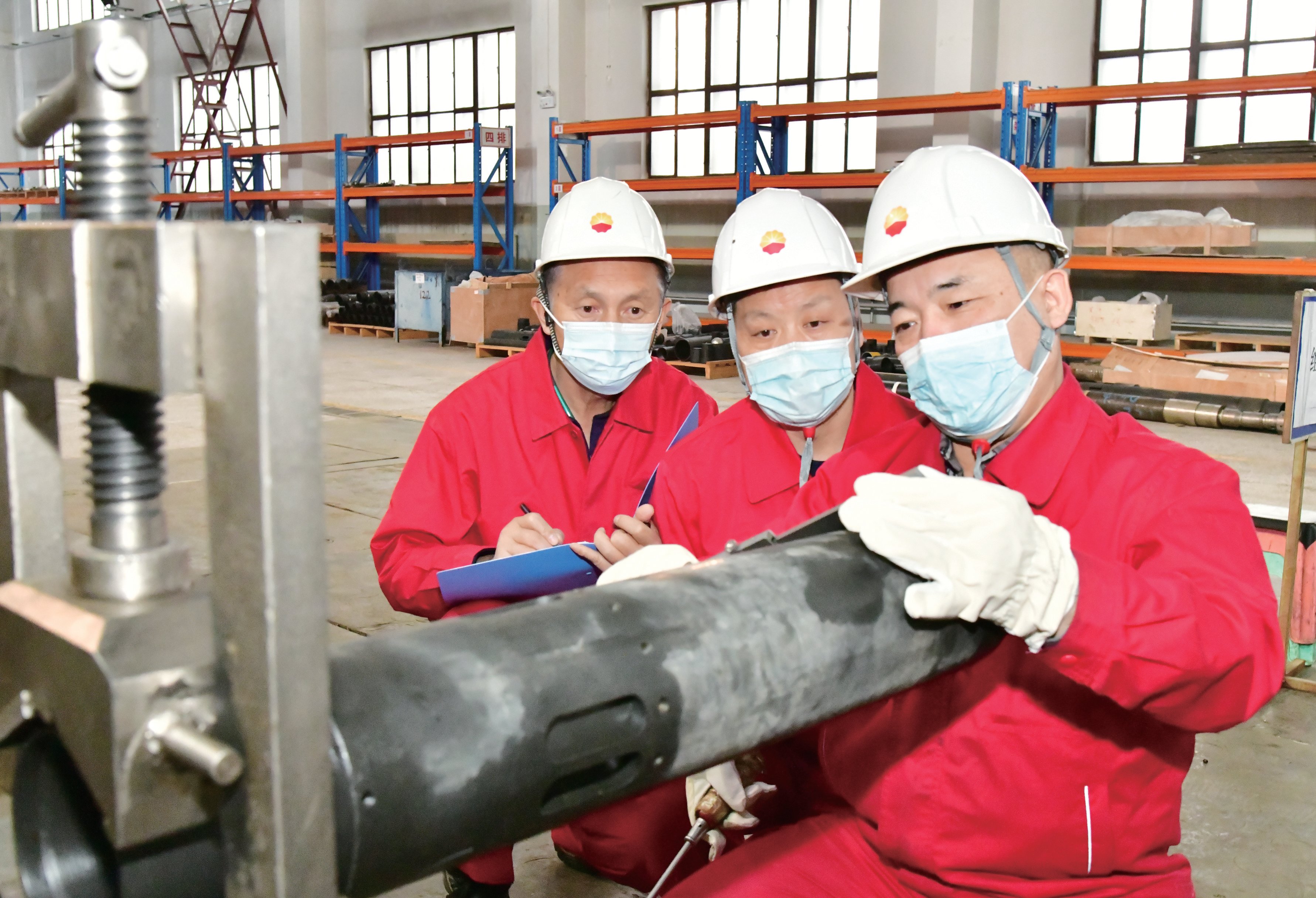 2月7日,工程院科研人员正在组装工具,为裸眼分压管柱工艺现场应用进行前期筹备。
本报通讯员 裘新农 摄