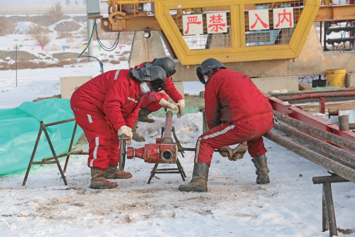 本报通讯员 张亘林 摄2月8日,应急抢险救援中心三分公司带压大修3队作业人员冒着严寒,在节后首口井做施工准备。