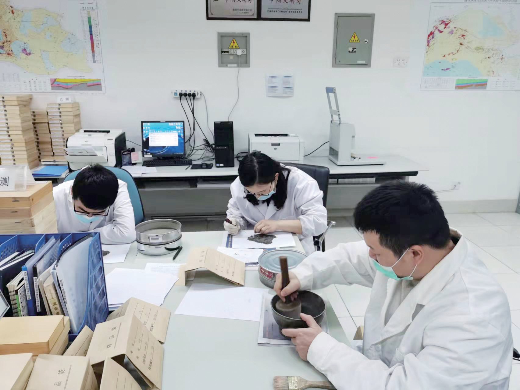 本报通讯员 张娟 摄
本报通讯员 侯红丽 摄2月8日,西部钻探克拉玛依钻井公司钻井队员工正在检查井口工具。