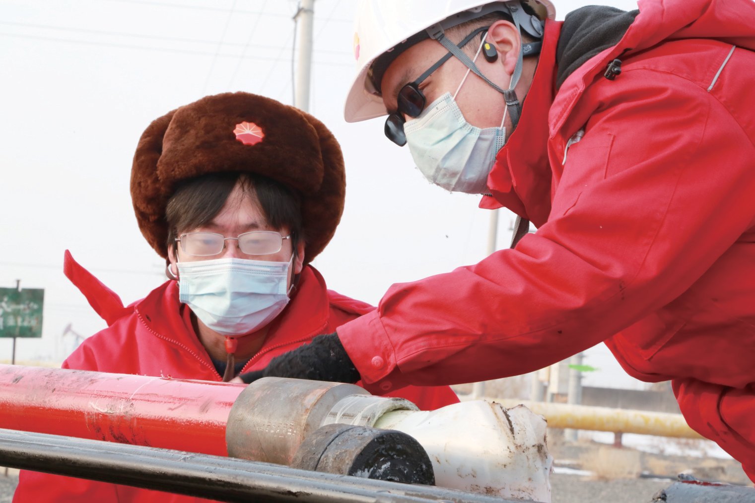 本报通讯员 许洁 摄2月19日,采油一厂修井作业大面积铺开,技术监督站和红浅采油作业区修井监督正在修井现场检查各项准备工作。