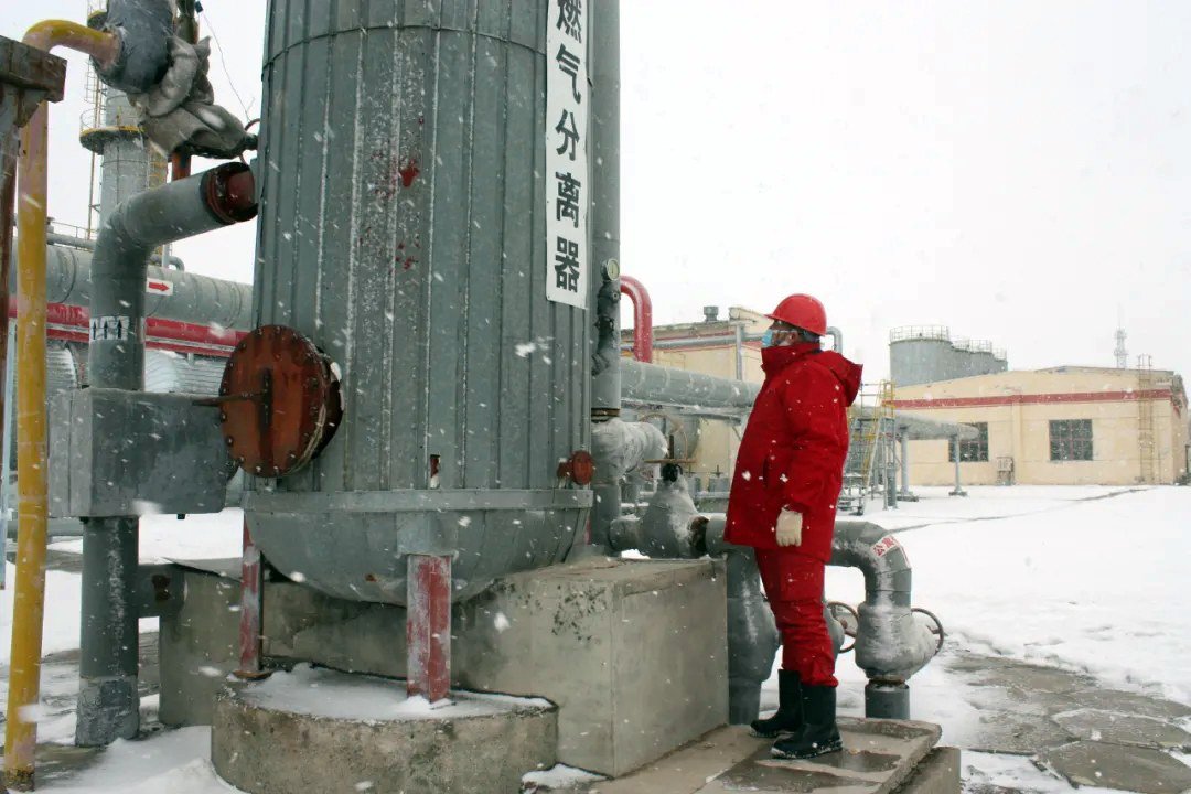 本报通讯员 张挺 摄2月15日,沙漠腹部普降大雪,石西油田作业区快速反应,及早预警,科学部署防寒防冻工作。
