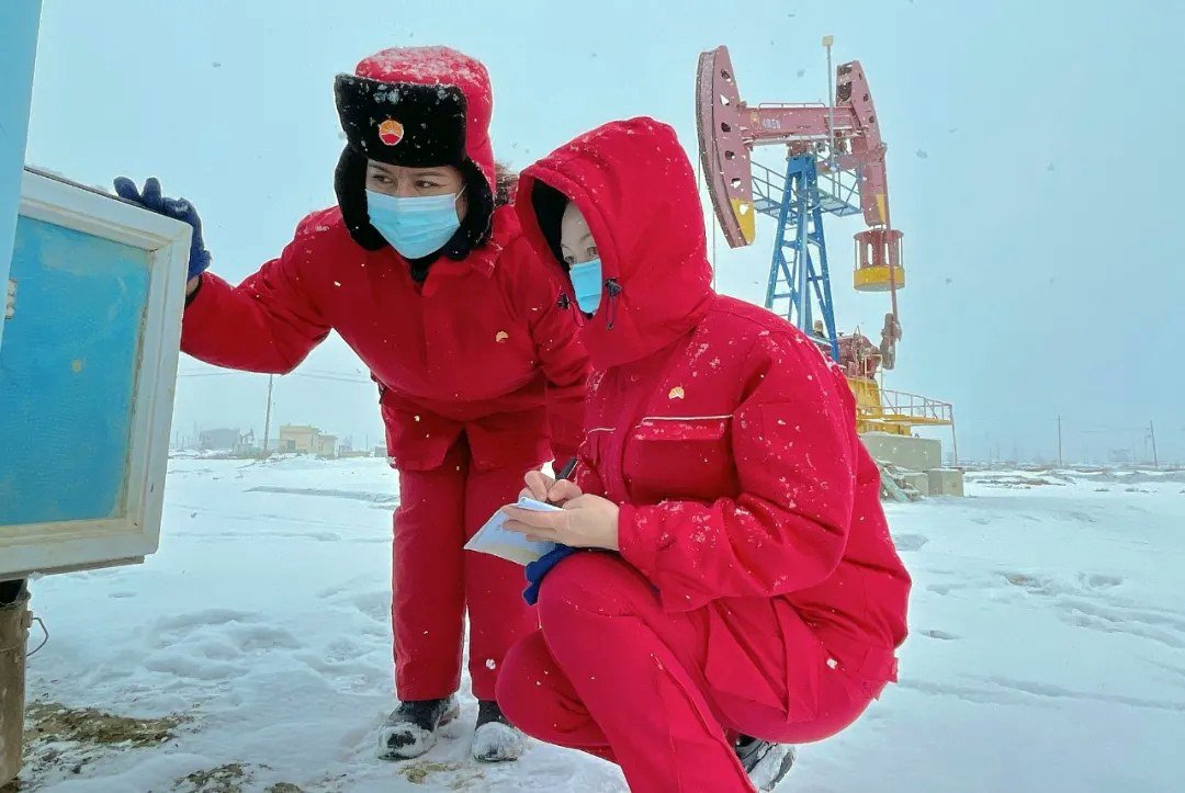 本报通讯员 林艺玲 摄2月15日,采油二厂巡检员工对重点设备进行隐患排查,通过“除隐患、提意识、强保障”全面升级冬季安全管理。