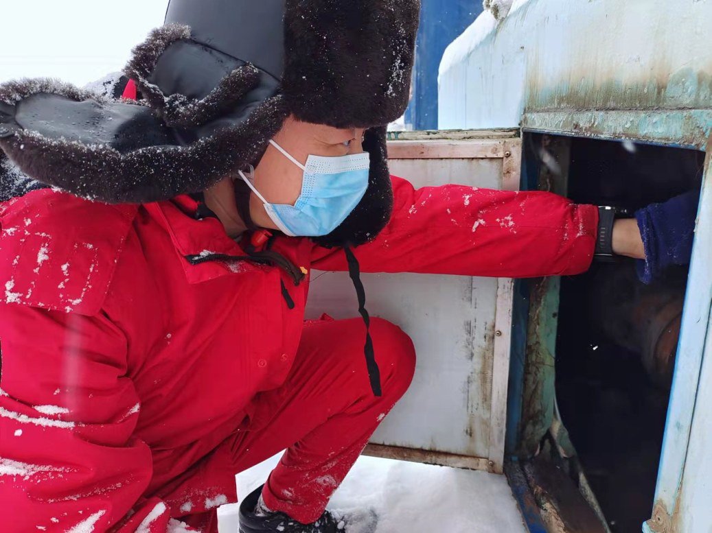 本报通讯员 孙美多 摄2月15日,采油一厂员工在风雪中巡检,紧密排查设备安全隐患,保障安全生产。