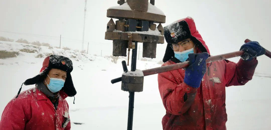 2月15日,红山公司红003井区一线班组员工及时组织排查冻堵情况。
本报通讯员 林平 摄
2月15日,新疆油田储气库有限公司集注站员工袁代军迎风冒雪走在巡检的路上。
本报通讯员 薛梅 摄
