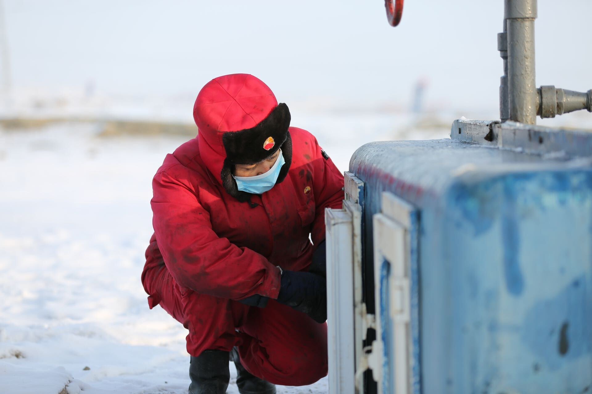 本报通讯员 王涛 摄▲采油二厂第七采油作业区员工正冒雪巡检。
