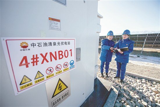 该油田 员 工 正点 对 点 巡检 确 保 电力平稳。