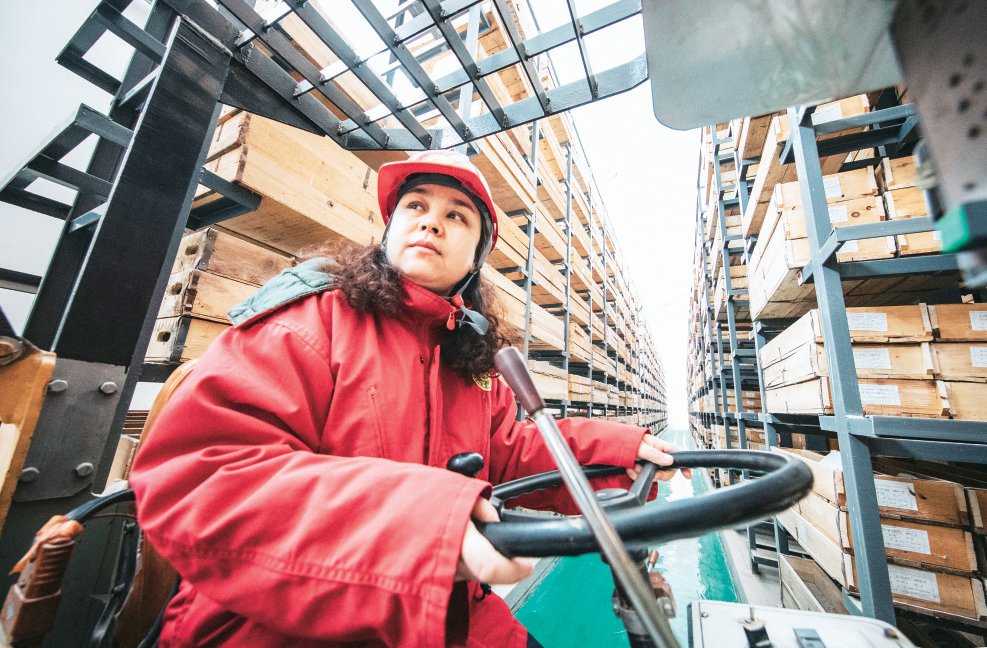 3月2日,在新疆油田公司准东采油厂油田化验基地,女司机热娜·尔肯江正准备驾驶特种车运送油样。
本报通讯员 蔡铭 摄