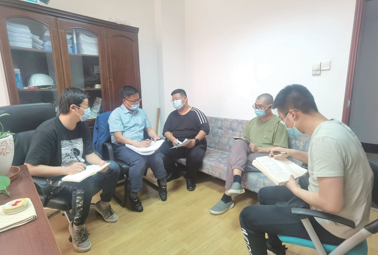 生产运行科成员正在开会讨论生产运行方案,为生产一线做好服务。
本报全媒体记者 沙露 摄
第二项目经理部员工和参建员工一起开展体育活动。本报全媒体记者 王筱彤 摄