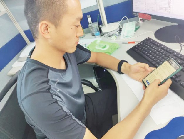 @勘探开发研究院员工张磊说:观看习近平总书记视察新疆的新闻时,我心里深受感动,我想到克拉玛依第一代石油人如沙漠胡杨把根深深地扎在了戈壁大漠,让一座石油城崛地而起。作为新时代石油人,同时也是一名基层科研工作者,我将脚踏实地,把个人的理想追求融入党和国家事业之中,继续书写扎根新疆、奉献能源的青春故事,同心协力、砥砺前进,共同建设美好新疆!