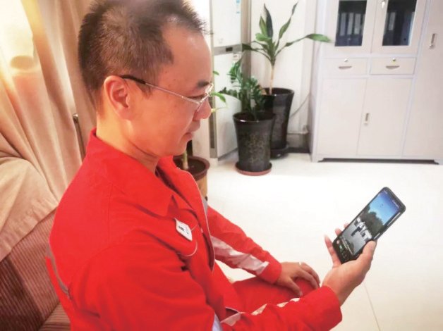 @储气库有限公司员工薛斌说:习近平总书记来视察新疆,每到一处都有热情欢迎他的各族群众,感觉他和我们新疆人民如此亲近。跟随着总书记的足迹,我感受到了党中央对边疆人民的挂念与关爱。总书记首站选择了新疆大学,这充分体现了他对人才培养的高度重视。作为储气库的首席技师,我深受启发,我将全力优化员工培训方式方法,为新疆储气库发展培养出更多优秀的储气人才!