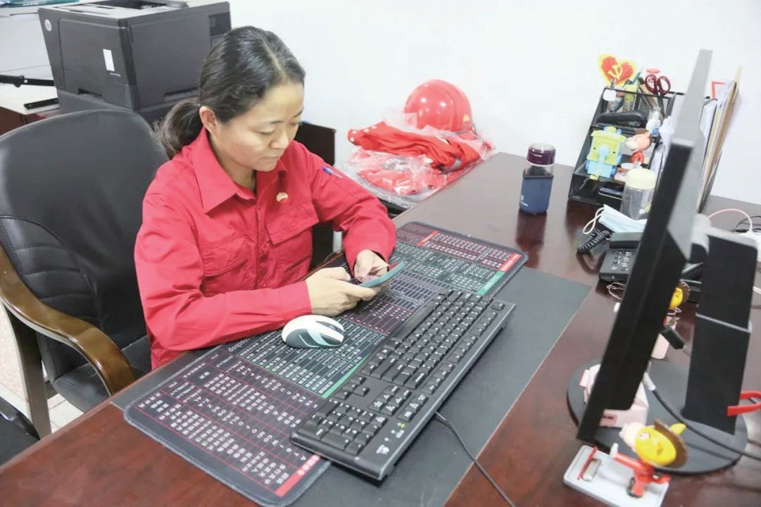 @准东采油厂员工曹慧说:习近平总书记来新疆视察,我感到非常振奋。我要把总书记重要讲 话 精 神 不 折 不 扣 地 落 到 实处,始终做到用眼睛“看实情”,用双手“做实事”,用耳朵“听实话”,带着真心“求实效”。从事宣传工作的我,要在宣传岗位上多拍、多看、多写,努力讲好新疆石油人的故事,并宣传出去,做到凝聚人心、鼓舞士气,传递油田正能量!