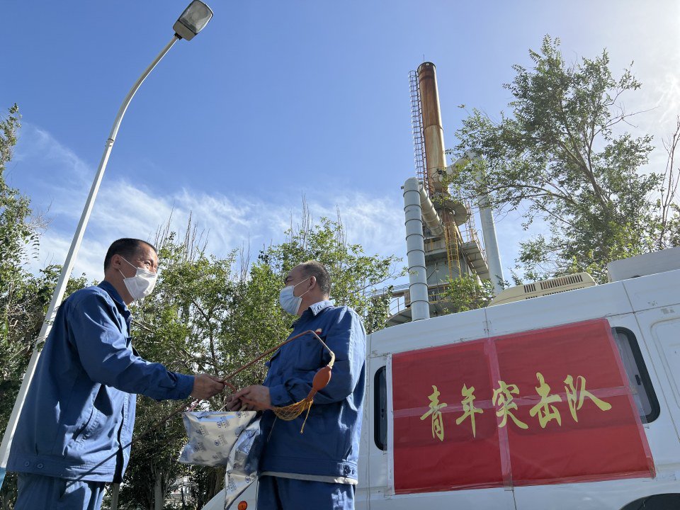 检验检测中心流动分析车在现场取样。
本报通讯员 金玲 摄